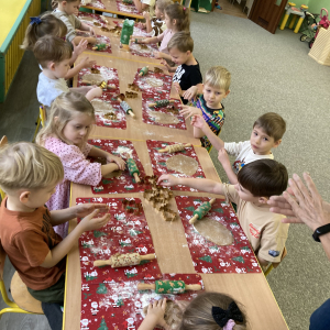 Dzieci wałkują ciasto