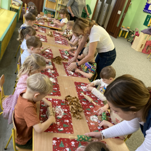 Dzieci wałkują ciasto