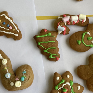 Upieczone i ozdobione pierniki 