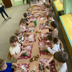 Dzieci wałkują ciasto