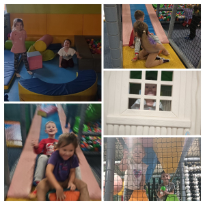 Dzieci bawią się na sali zabaw