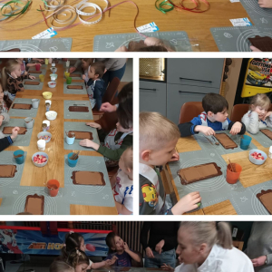 Dzieci siedzą przy stole i wykonują czekoladę