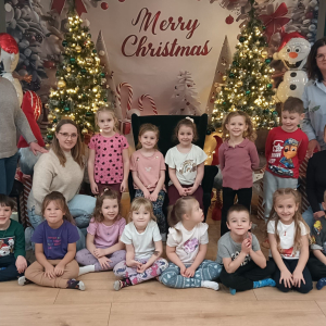 Zdjęcie grupowe dzieci i pań