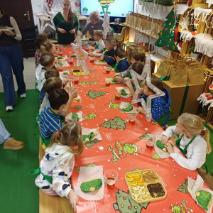 Dzieci jedzą pizze i piją zimową herbatkę