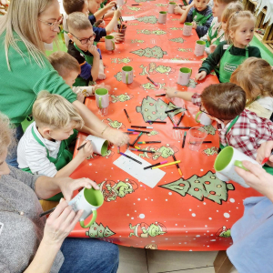 Dzieci malują kubki.