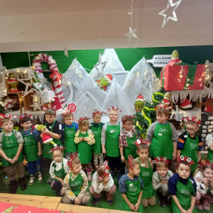 Cała grupa pozuje do zdjęcia.