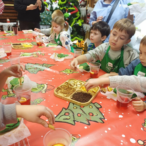 Dzieci robią herbatkę zimową.