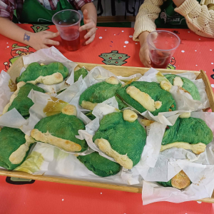 Pizza w kształcie czapki Grincha - pizze zrobione przez dzieci