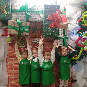 Dzieci trzymają prezenty.