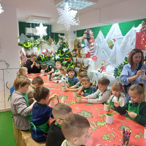 Dzieci malują kubki.