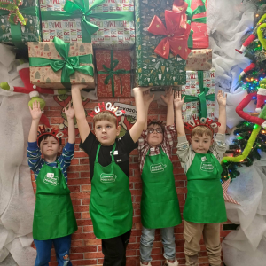 Chłopcy trzymają prezenty.