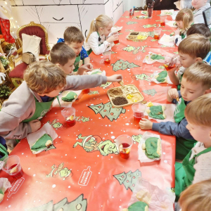 Dzieci przygotowują herbatkę zimową.