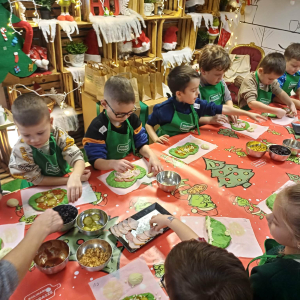 Dzieci robią pizze.