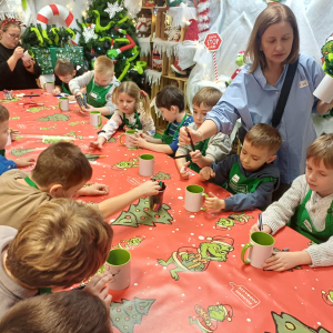 Dzieci ozdabiają kubki mazakami.