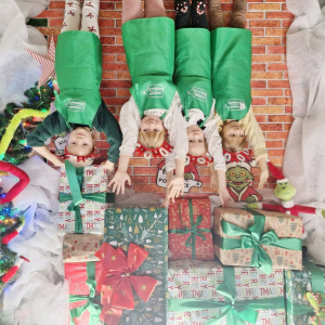 Dziewczynki pozują do zdjęcia - trzymają prezenty 