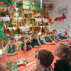 Dzieci słuchaja o tradycjach świątecznych.