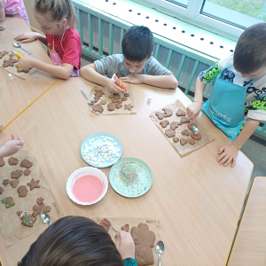 Dzieci dekorują pierniczki