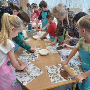 Dzieci wałkują ciasto.