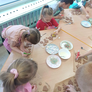 Dzieci dekorują pierniczki