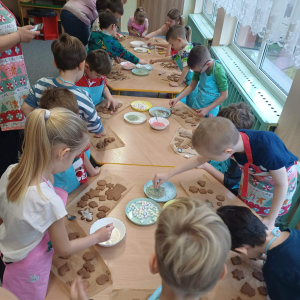 Dzieci dekorują pierniczki