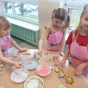 Dzieci dekorują pierniczki