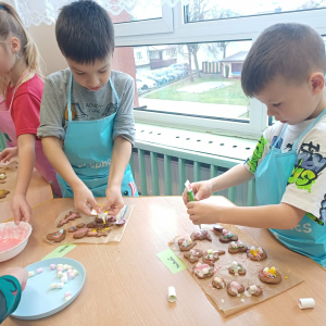 Dzieci dekoruja pierniczki.