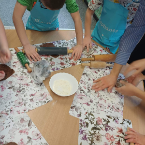 Dzieci wałkują ciasto.