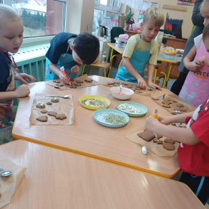 Dzieci dekorują pierniczki.