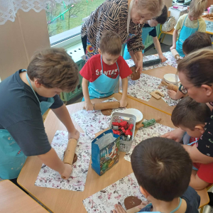 Dzieci wałkują ciasto.