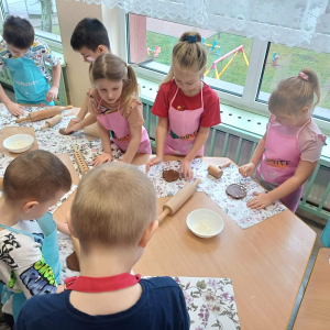 Dzieci dekorują pierniczki