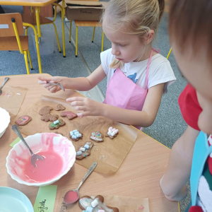 Dziewczynka dekoruje pierniczki