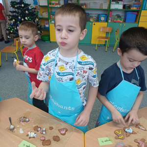 Chłopiec konsumuje pierniczki.