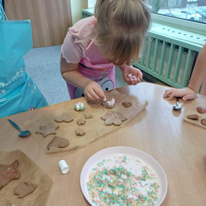 Dzieci dekoruja pierniczki.