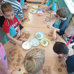 Dzieci dekorują pierniczki