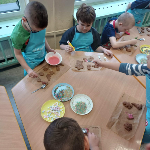 Dzieci dekorują pierniczki