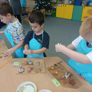 Dzieci dekorują pierniczki