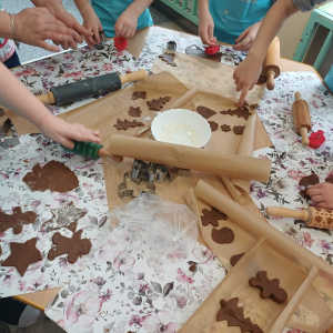 Dzieci wykrawają pierniczki.