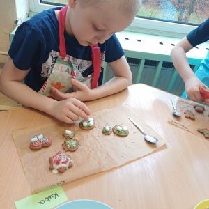 Dzieci dekorują pierniczki