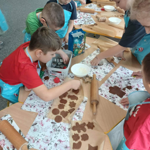 Dzieci wykrawają pierniczki.