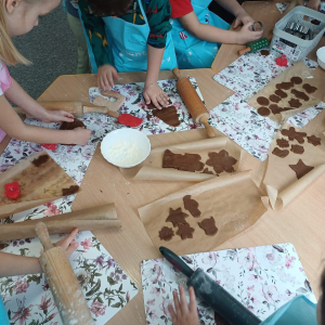 Dzieci wykrawają pierniczki.