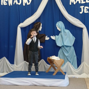 Chłopiec śpiewa utwór pt, Mario Czy Ty Wiesz