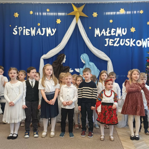 Artyści stoja na scenie.