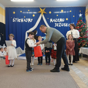 Pan Burmistrz wręcza nagrodę Piotrusiowi.