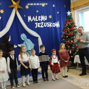 Mali artyści stoją przed sceną