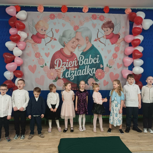 Dzieci śpiewają piosenkę