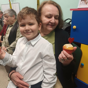 Chłopiec z babcią.