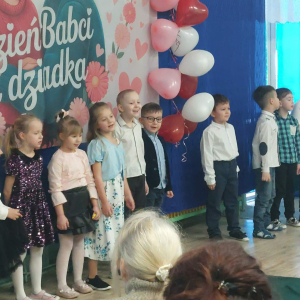 Dzieci występują na scenie