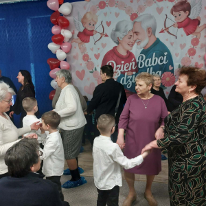 Dzieci tańczą ze swoimi Babciami i Dziadkami