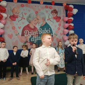 Chłopcy zapowiadaja przedstawienie.