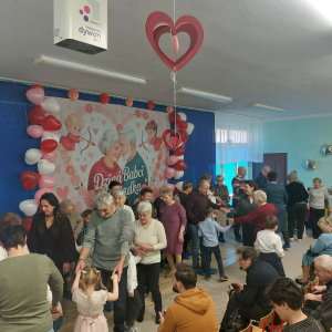 Dzieci tańczą ze swoimi Babciami i Dziadkami